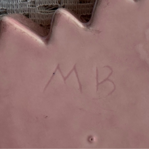 Pink ceramic snowflake box (has flaws) - Picture 8 of 8